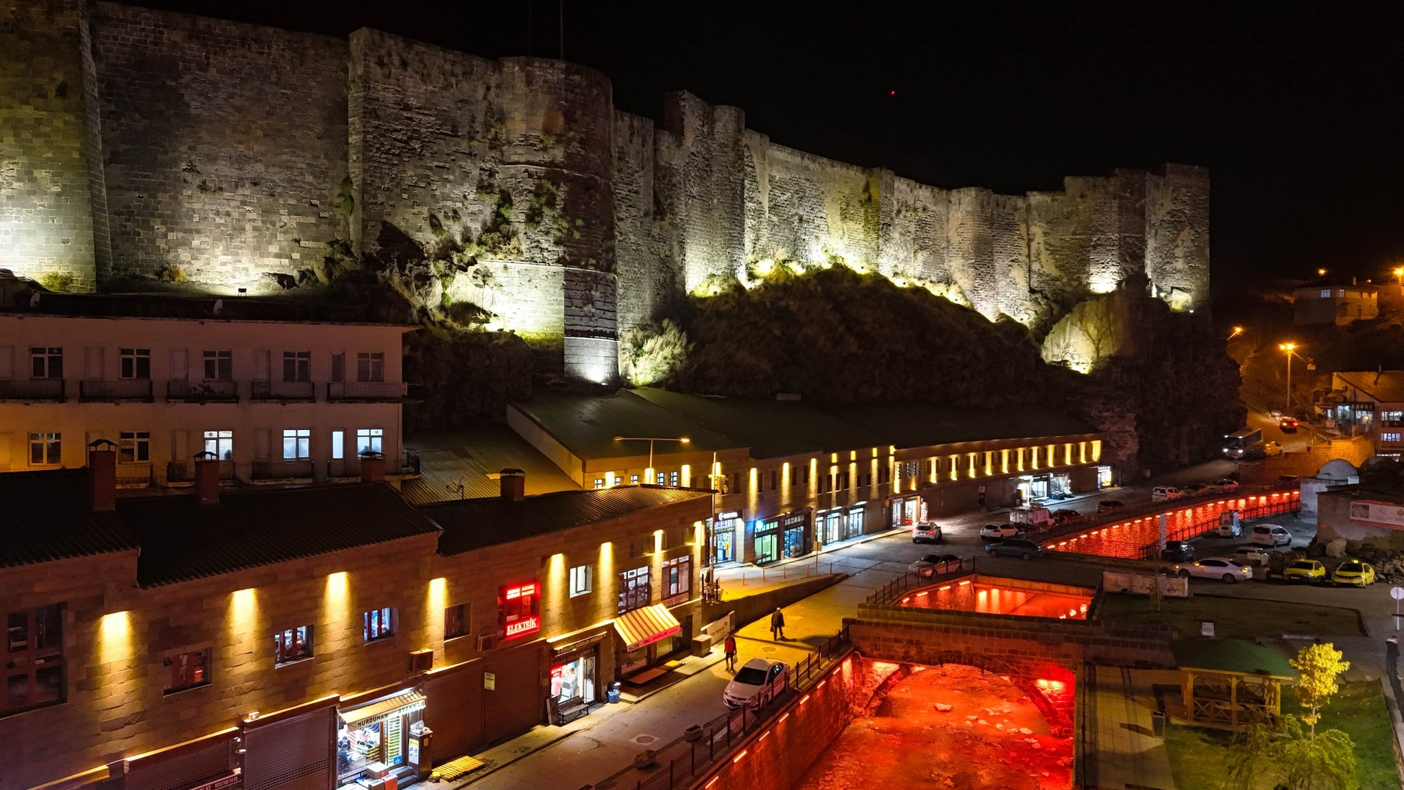 Bitlis Kalesi Aydınlatma ve Dükkan Mantolama Projesi